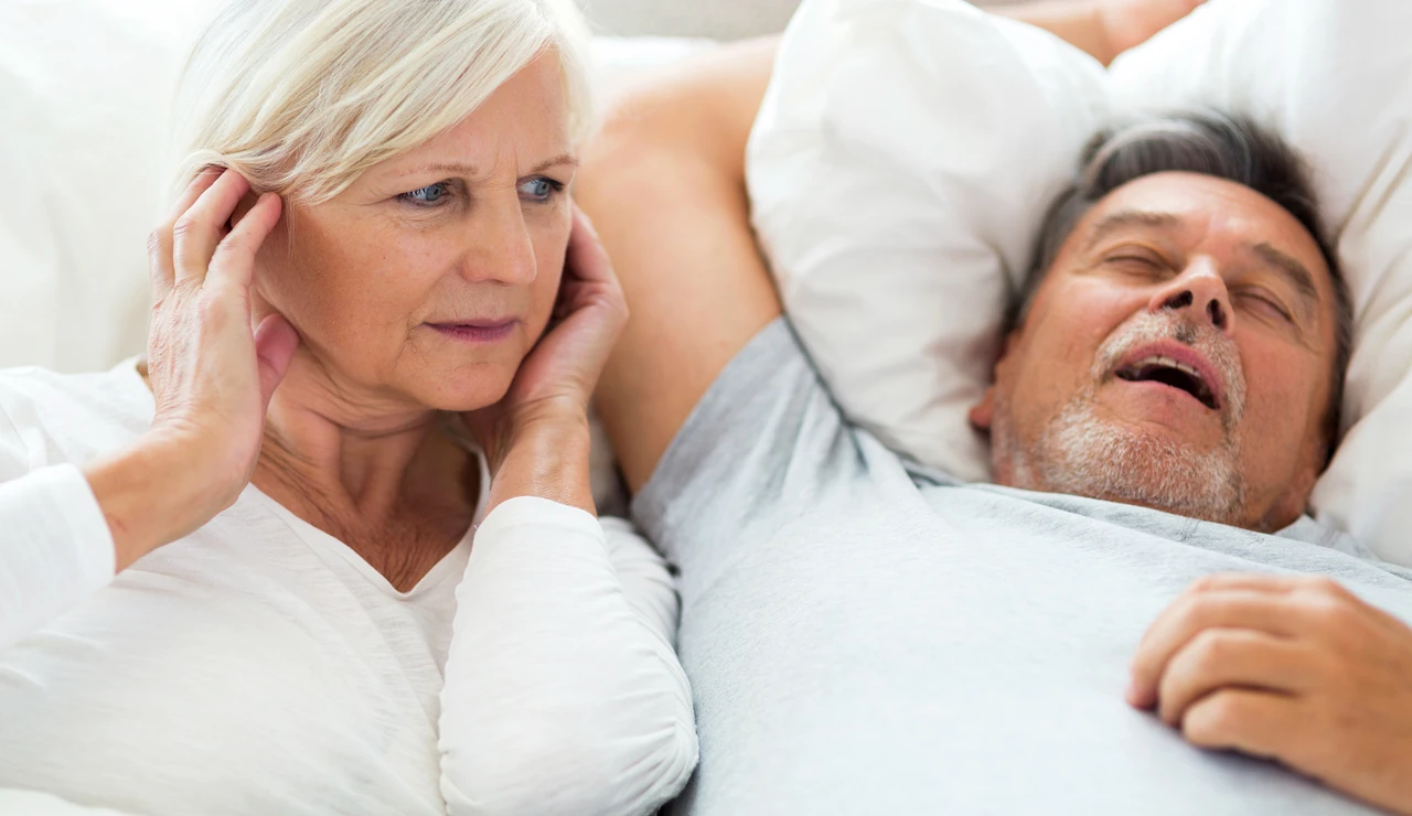 Mujer tapándose los oídos porque su marido ronca