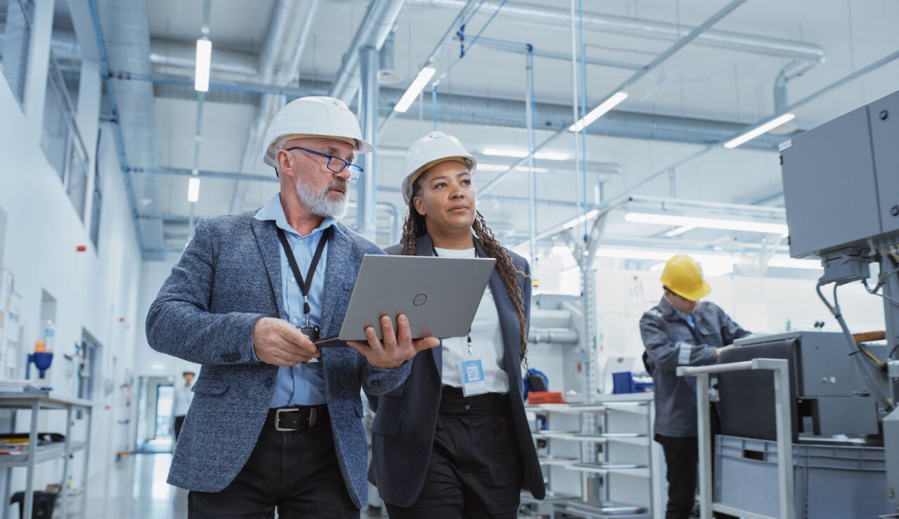 Hombre mayor trabajando en una empresa