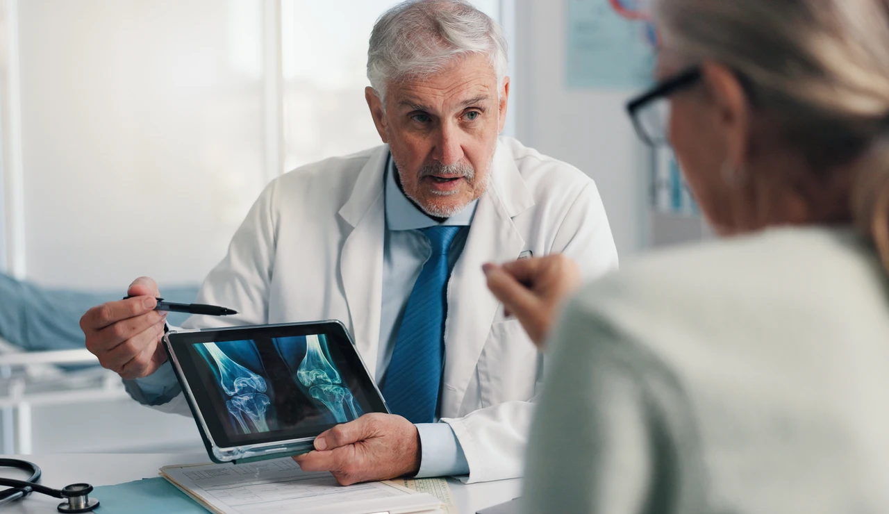 Médico experto hablando con paciente de sus huesos