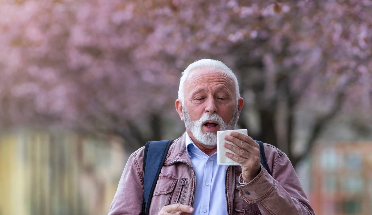 Hombre mayor con alergia al polen