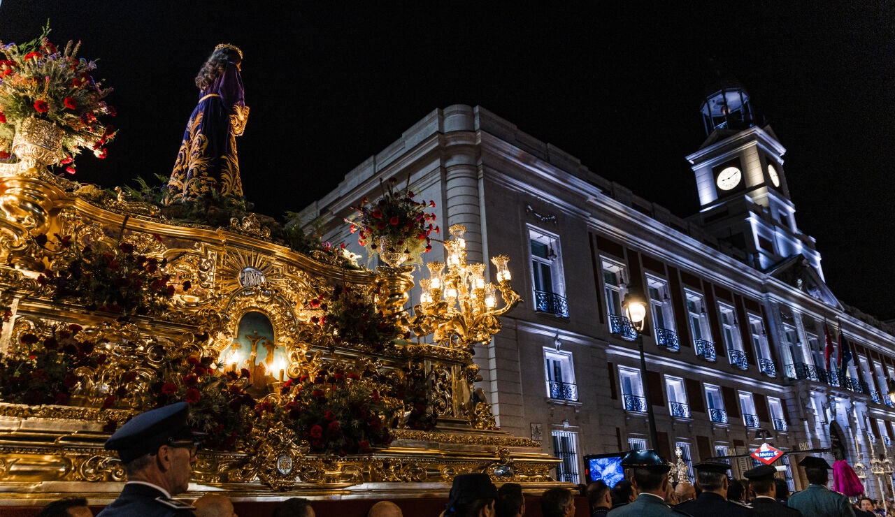 EuropaPress_5855489_decenas_personas_procesion_cristo_medinaceli_puerta_sol_29_marzo_2024