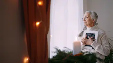 Persona mayor en duelo Persona mayor en duelo