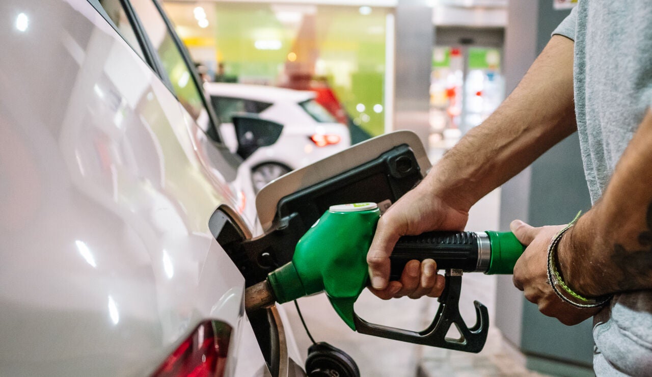 Hombre echando gasolina