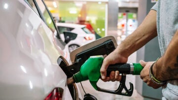 Hombre echando gasolina