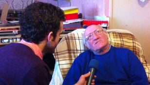 Stan Beaton escuchando la voz de su mujer