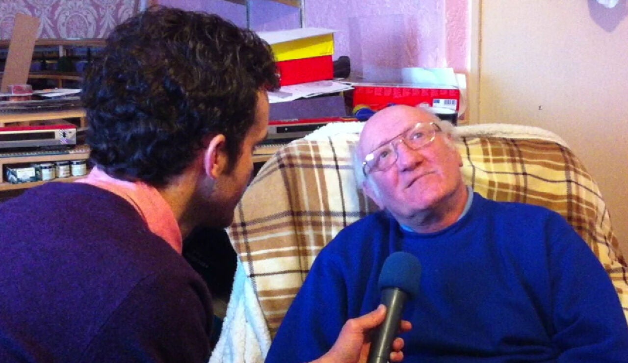 Stan Beaton escuchando la voz de su mujer