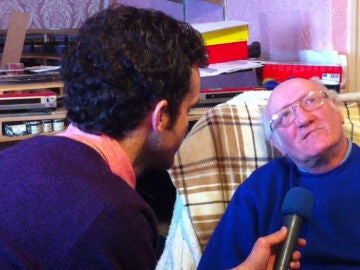 Stan Beaton escuchando la voz de su mujer