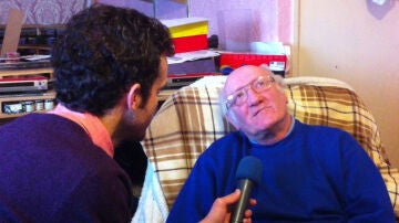 Stan Beaton escuchando la voz de su mujer