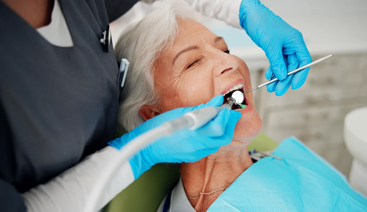 Mujer mayor en el dentista