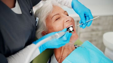 Mujer mayor en el dentista