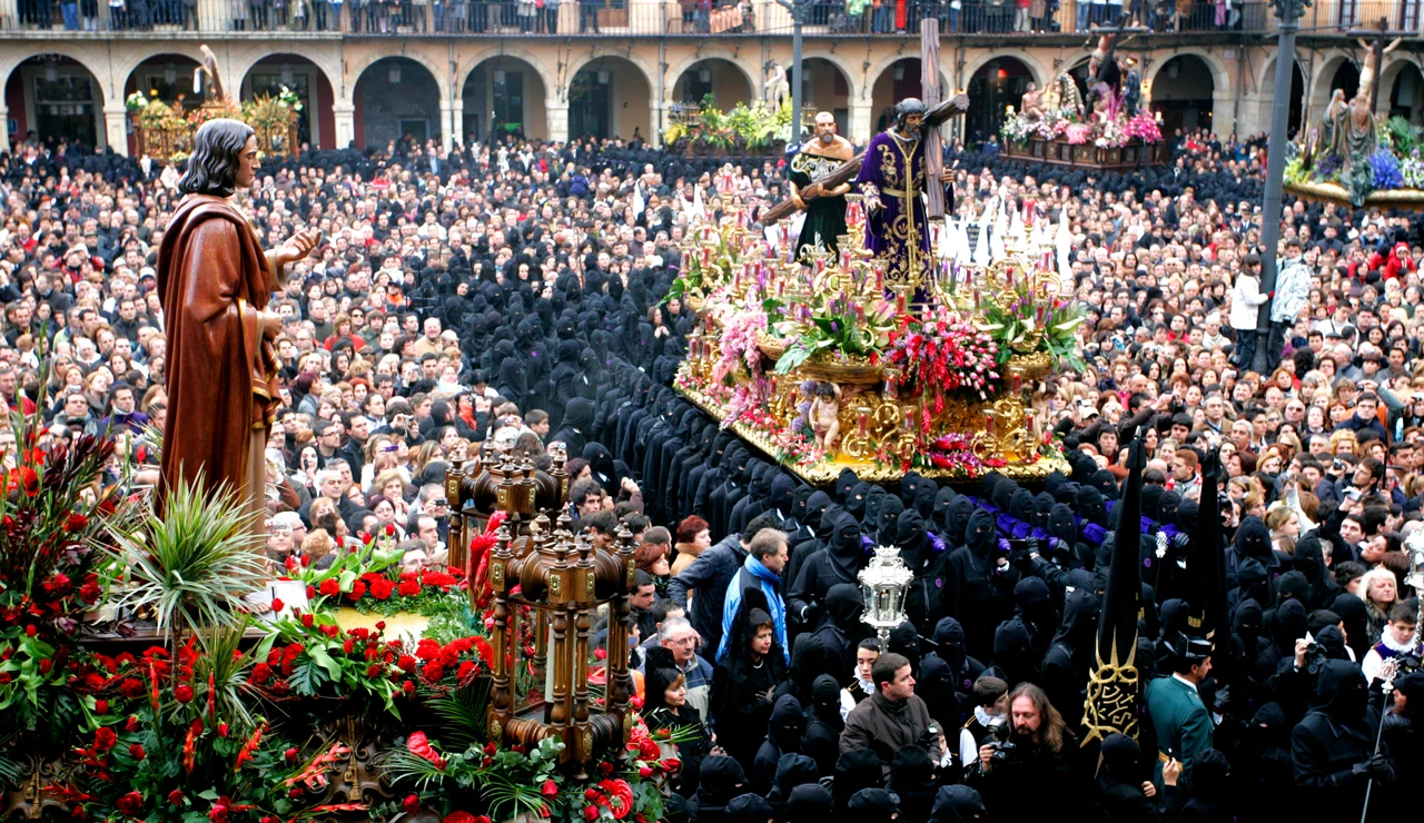 El Encuentro de la procesión de Los Pasos en la Plaza Mayor de la capital leonesa