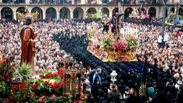 El Encuentro de la procesi&oacute;n de Los Pasos en la Plaza Mayor de la capital leonesa