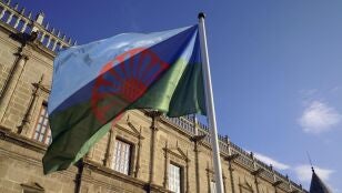 La bandera gitana ondeando en el Parlamento andaluz en Sevilla