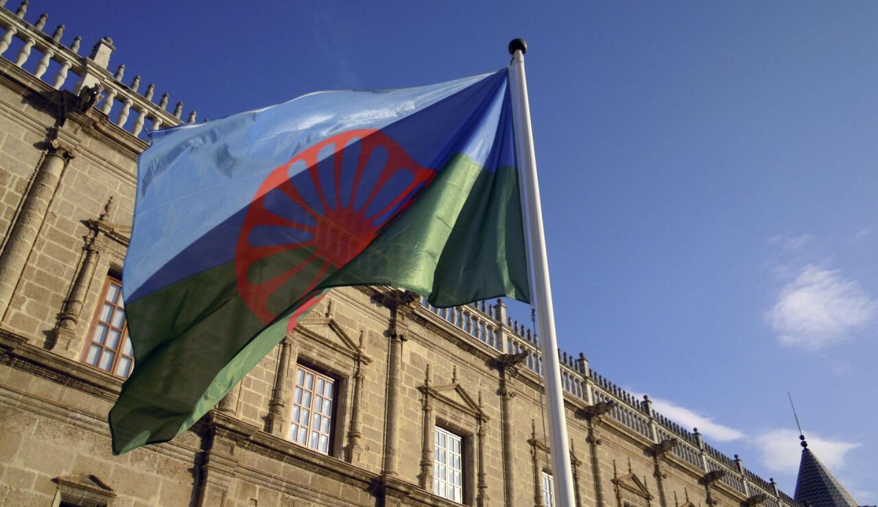 La bandera gitana ondeando en el Parlamento andaluz en Sevilla