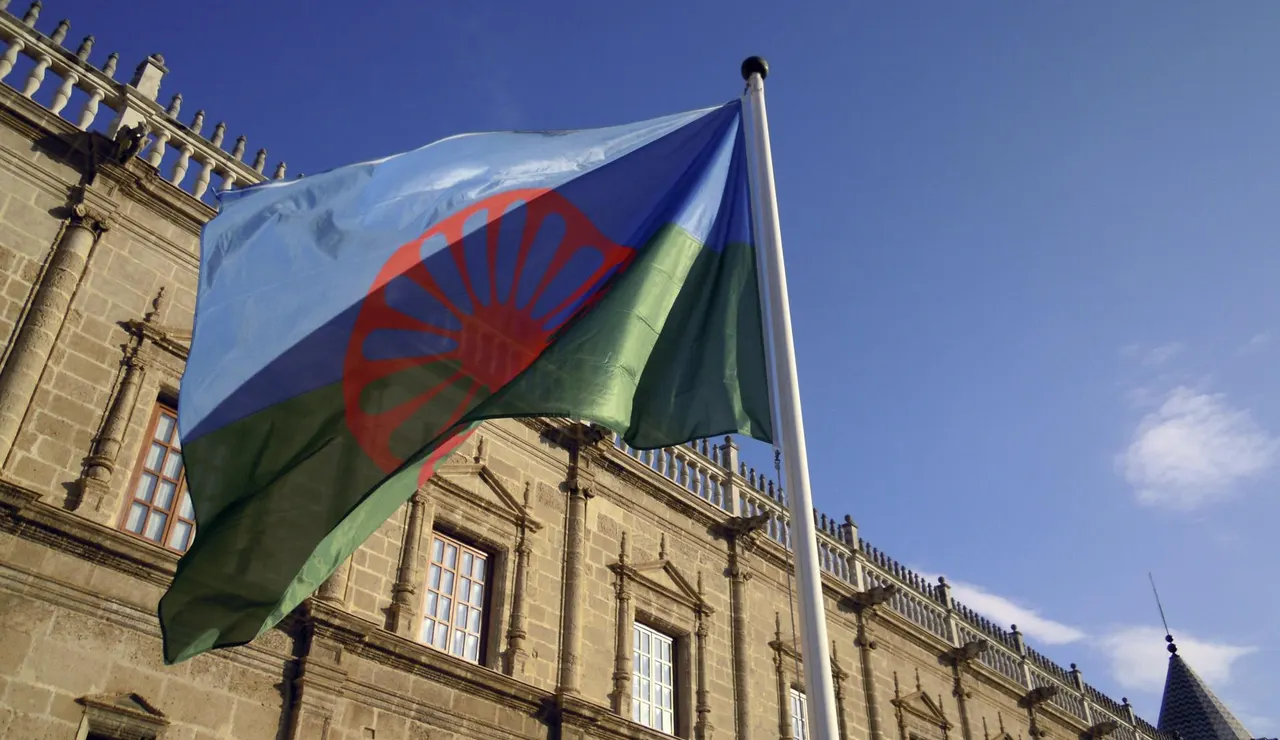 La bandera gitana ondeando en el Parlamento andaluz en Sevilla