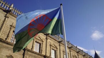 La bandera gitana ondeando en el Parlamento andaluz en Sevilla