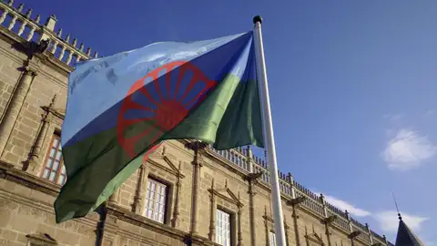 La bandera gitana ondeando en el Parlamento andaluz en Sevilla La bandera gitana ondeando en el Parlamento andaluz en Sevilla