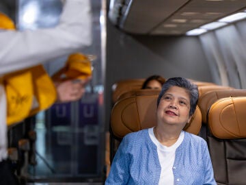 Mujer mayor en la cabina de un avi&oacute;n