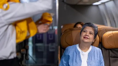 Mujer mayor en la cabina de un avión Mujer mayor en la cabina de un avión