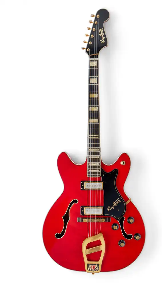 Fotografía cedida por la casa de subastas Sotheby's que muestra la guitarra Hagstrom rojo cereza de Elvis Presley. Fotografía cedida por la casa de subastas Sotheby's que muestra la guitarra Hagstrom rojo cereza de Elvis Presley.