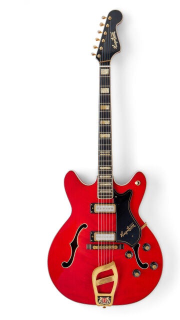 Fotografía cedida por la casa de subastas Sotheby's que muestra la guitarra Hagstrom rojo cereza de Elvis Presley.