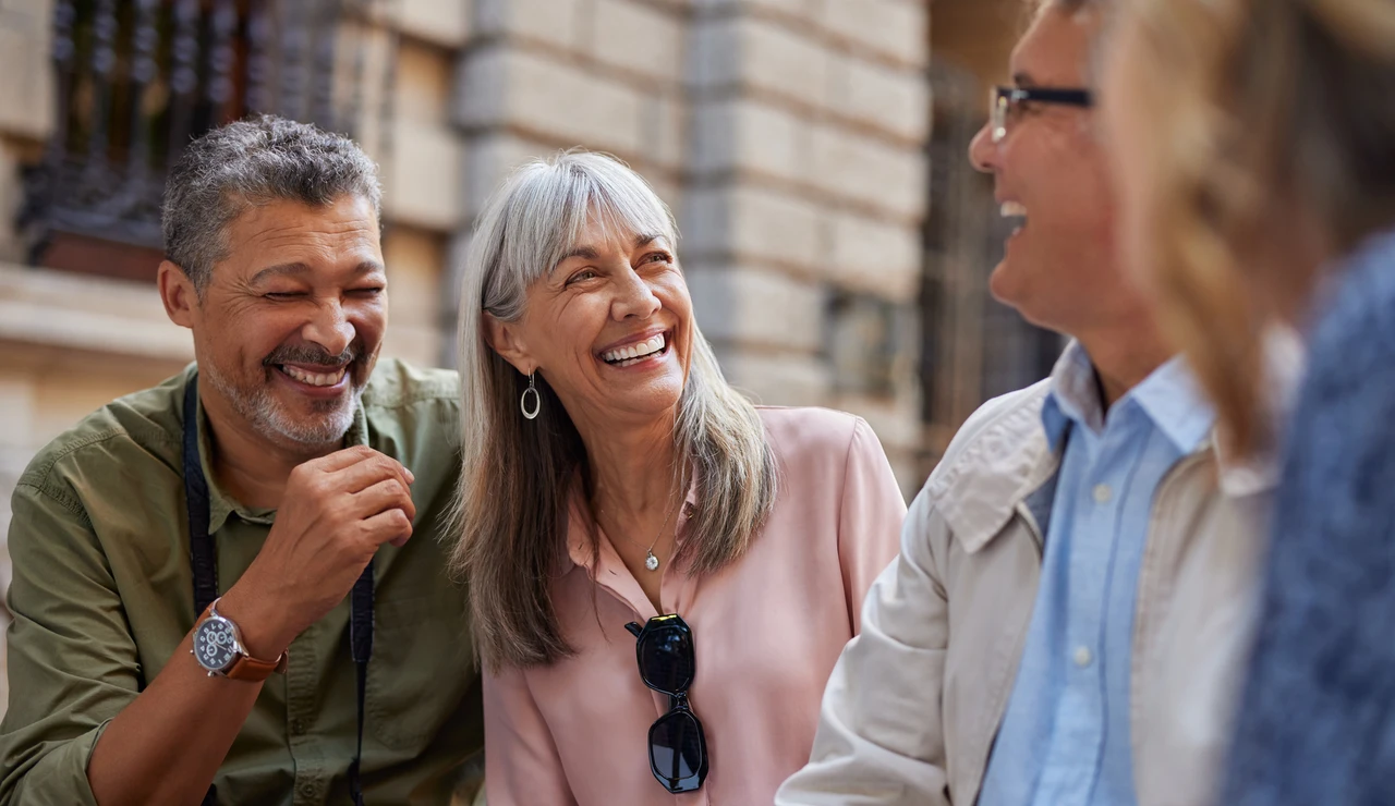Grupo de amigos mayores riendo