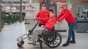 Estudiantes del centro de FP Salesians Sarri&agrave; muestran el prototipo Wheelchail Gokit