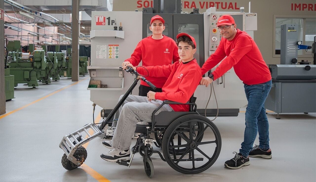 Estudiantes del centro de FP Salesians Sarri&agrave; muestran el prototipo Wheelchail Gokit