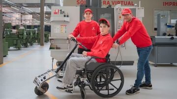 Estudiantes del centro de FP Salesians Sarri&agrave; muestran el prototipo Wheelchail Gokit