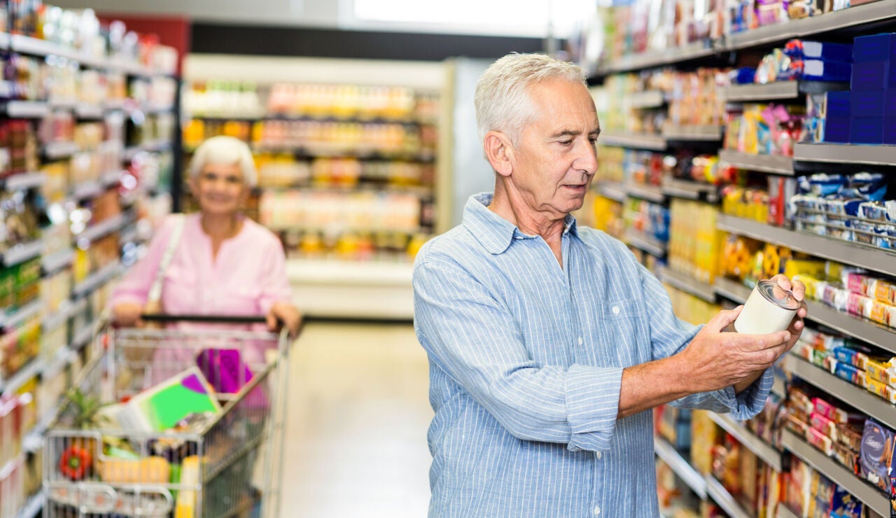 Persona mayor en el supermercado