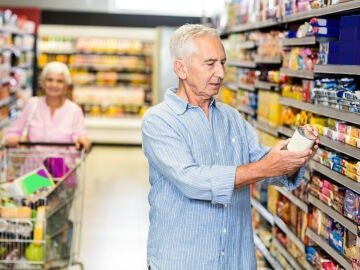 Persona mayor en el supermercado