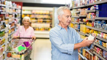 Persona mayor en el supermercado