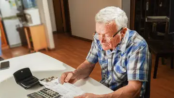 Hombre mayor haciendo cuentas Hombre mayor haciendo cuentas