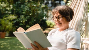 Se&ntilde;ora mayor leyendo