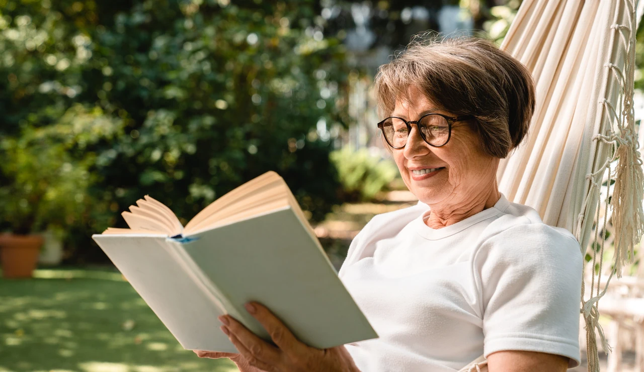 Señora mayor leyendo