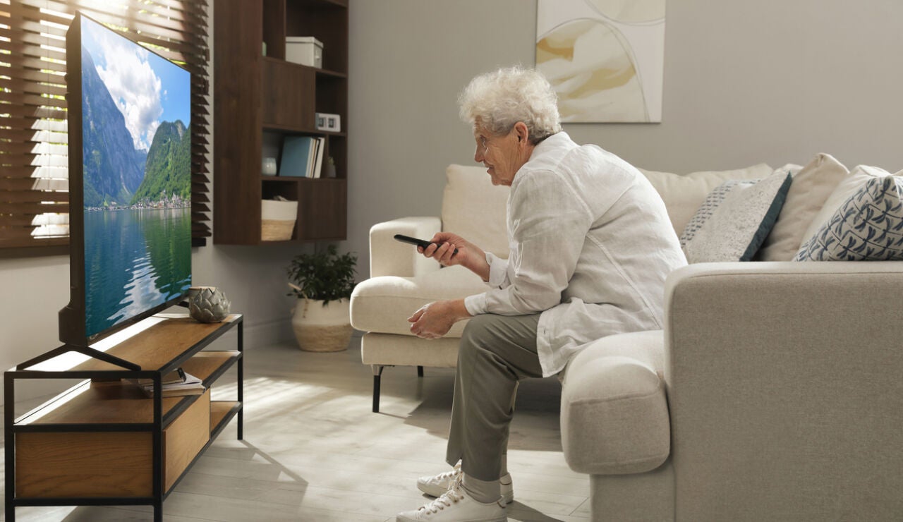Persona mayor viendo la televisi&oacute;n
