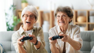 Mujeres mayores jugando a videojuegos