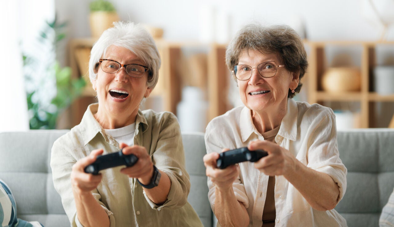 Mujeres mayores jugando a videojuegos