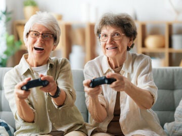Mujeres mayores jugando a videojuegos