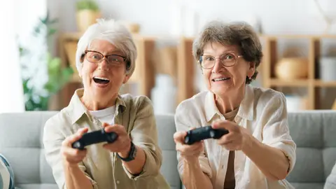 Mujeres mayores jugando a videojuegos Mujeres mayores jugando a videojuegos