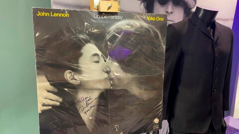 El último póster firmado por John Lennon