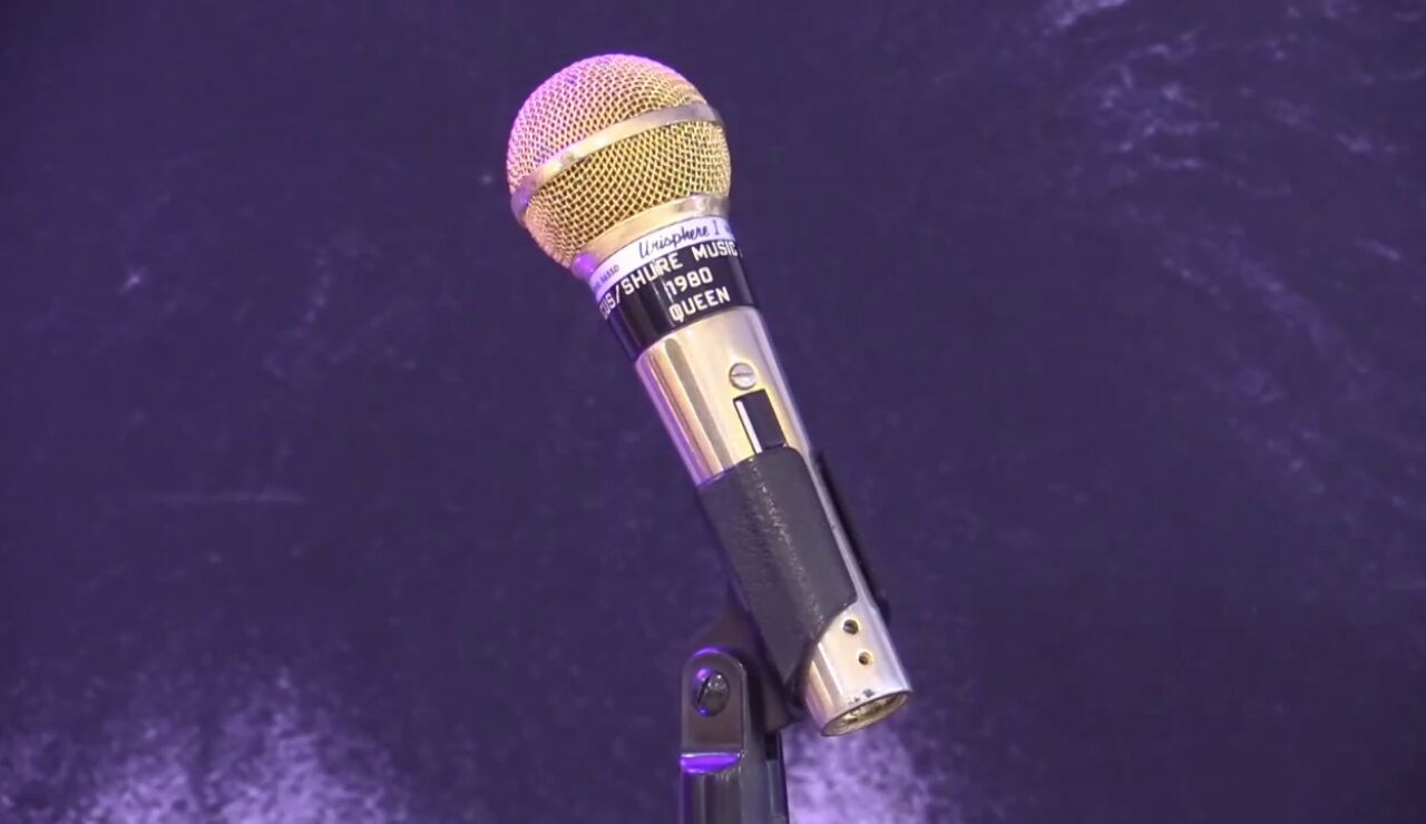 El micr&oacute;fono dorado de Queen sale a subasta en Londres