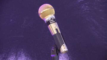 El micr&oacute;fono dorado de Queen sale a subasta en Londres