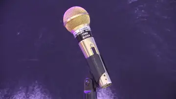 El micrófono dorado de Queen sale a subasta en Londres El micrófono dorado de Queen sale a subasta en Londres