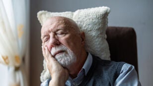Hombre mayor ech&aacute;ndose una siesta
