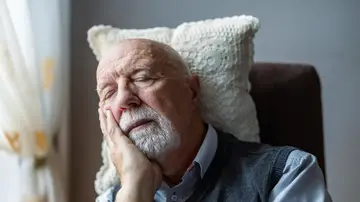 Hombre mayor echándose una siesta Hombre mayor echándose una siesta