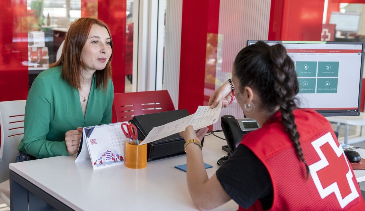Personal de Cruz Roja asesora a una mujer en materia de empleo.