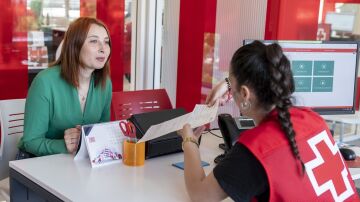 Personal de Cruz Roja asesora a una mujer en materia de empleo.