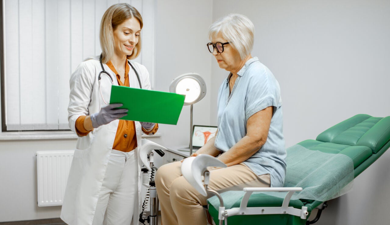 Mujer mayor en el ginec&oacute;logo