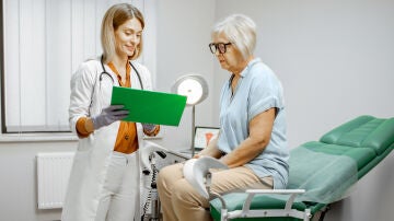 Mujer mayor en el ginec&oacute;logo